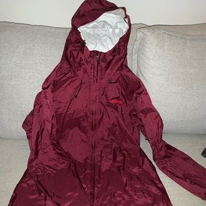 Women’s Patagonia rain jacket in a beautiful maroon colour. Pristine condition.